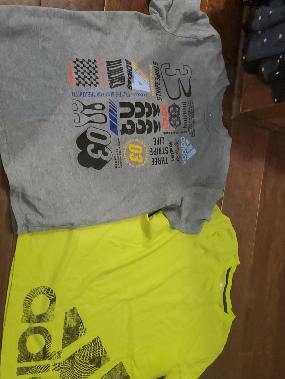 adidas Kids Short Sleeve Graphic Tees in Grey and Neon Yellow Size 8 Small Youth